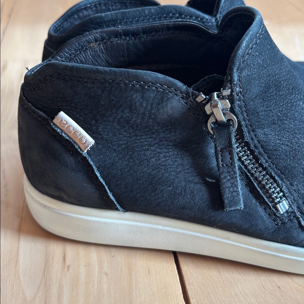 Ecco Black Ankle tennis shoes with White Soles-Reposhing too big for me - Picture 5 of 9